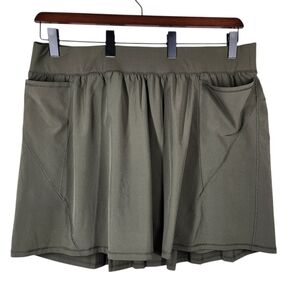LIVI ACTIVE PULL-ON SKORT WITH FLAT FRONT DESIGN